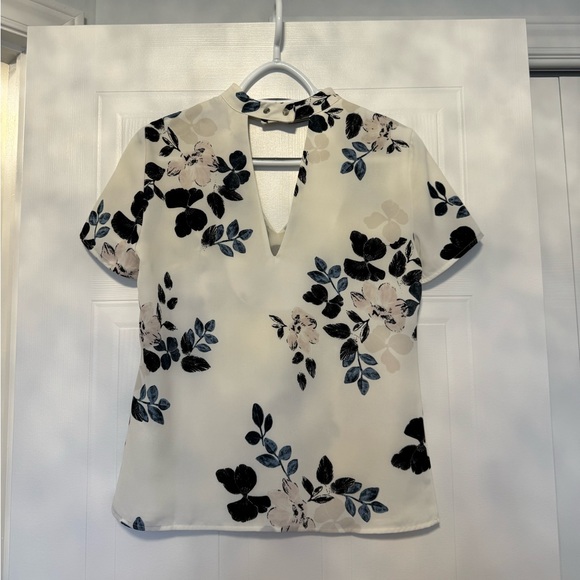 Dynamite Cut-Out Blouse - Picture 3 of 3